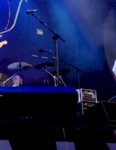 david-gilmour-pays-tribute-to-late-pink-floyd-saxophonist-dick-parry