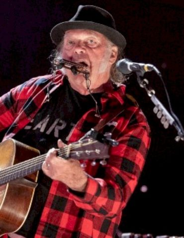neil-young-performs-at-benefit-show-in-first-live-appearance-of-the-year