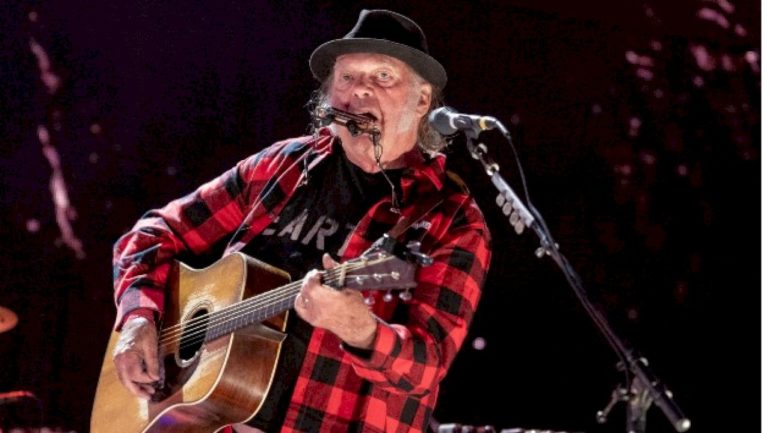 neil-young-performs-at-benefit-show-in-first-live-appearance-of-the-year