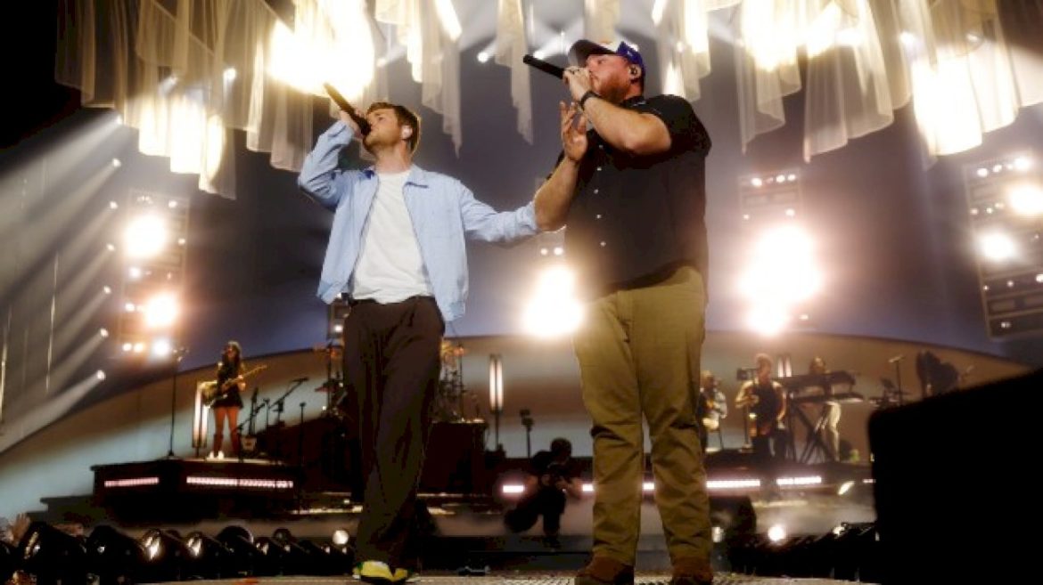 alex-warren-welcomes-extra-‘ordinary’-guest-to-tour-opener-in-nashville