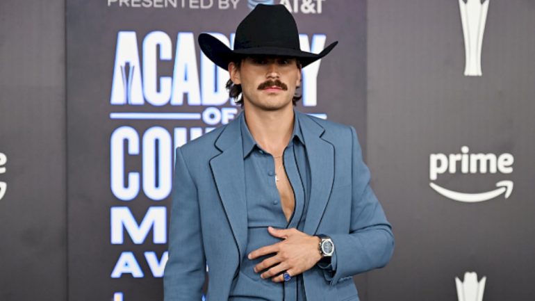 tucker-wetmore-goes-‘brunette’-for-first-‘billboard’-#1