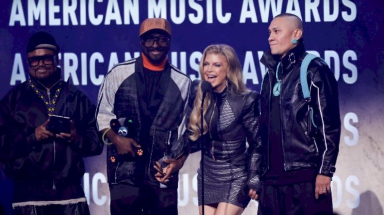 fans-clamor-for-black-eyed-peas-reunion-after-fergie-appears-at-amas