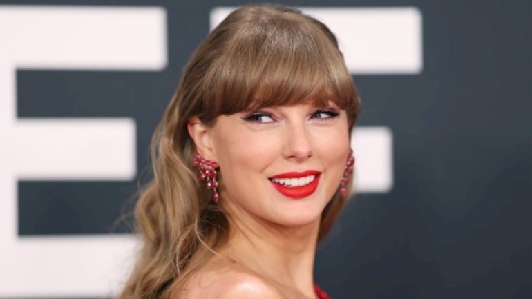 taylor-swift-sends-guitars-to-little-girl-and-her-musician-neighbor-following-viral-tiktok