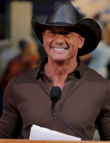 the-return-of-tim-mcgraw:-a-‘song-for-america’-on-a-‘pawn-shop-guitar’