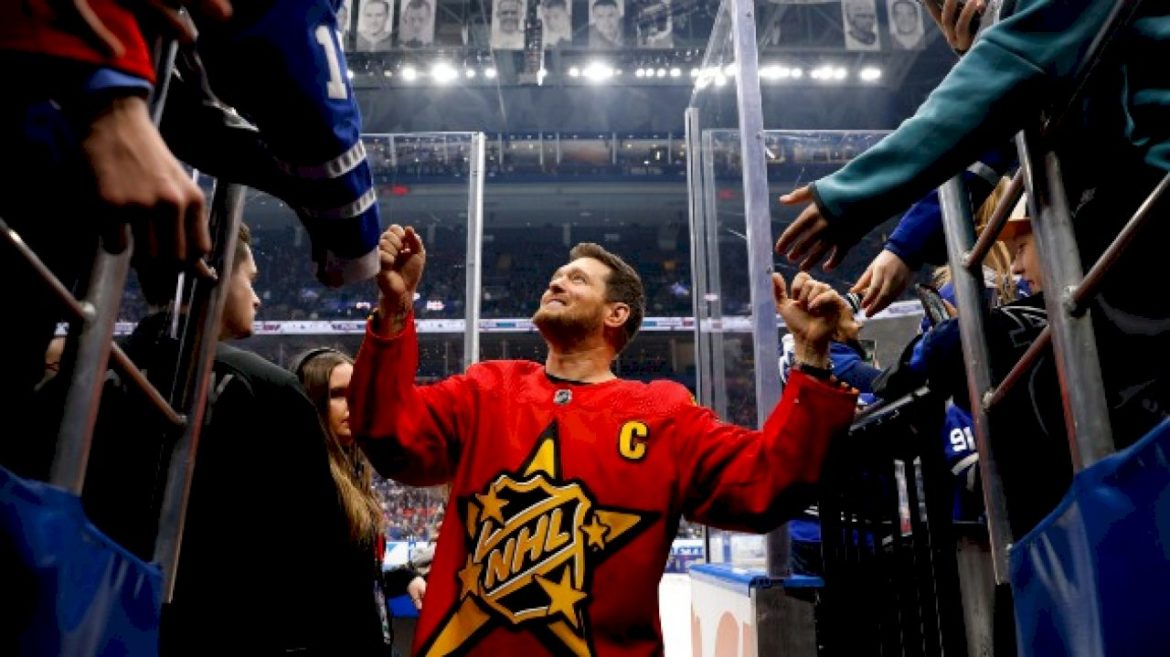 ‘heated-rivalry,’-but-make-it-platonic:-michael-buble-&-drew-scott-team-for-canadian-hockey-show