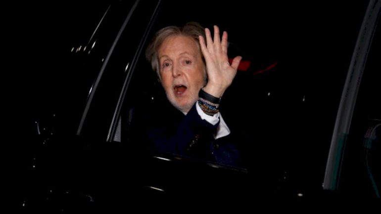 ‘who’s-your-favorite-beatle?’-paul-mccartney-goes-on-a-‘chicken-shop-date’