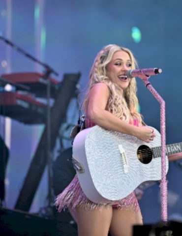 megan-moroney’s-reign-has-begun:-cloud-9-tour-now-in-motion