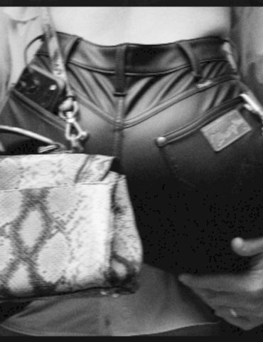 lainey-wilson-has-her-‘phone,-keys,-wallet’-—-and-john-mayer