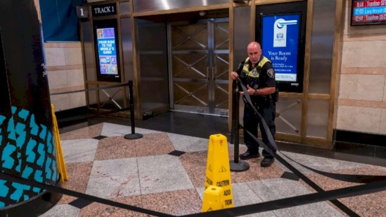 5-stabbed-at-new-york-city’s-penn-station,-suspect-in-custody:-sources