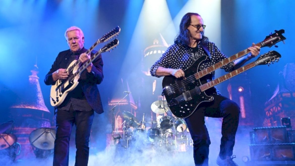 rush-makes-their-return-to-the-stage,-pays-tribute-to-drummer-neil-peart