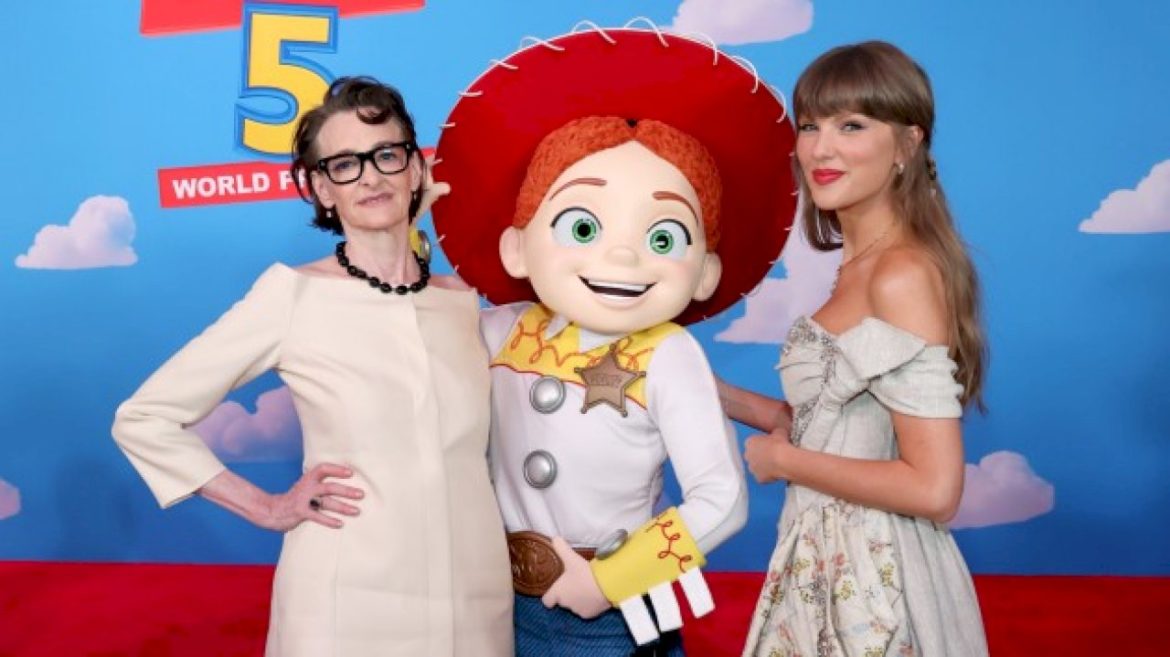 taylor-swift-talks-‘toy-story-5’-song,-performs-it-at-movie’s-la-premiere