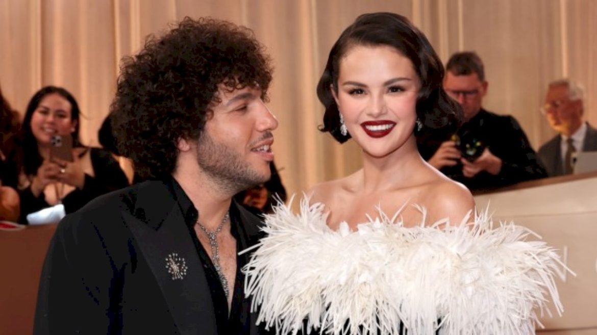 selena-gomez-and-benny-blanco-invade-jennifer-aniston’s-house-in-new-ad