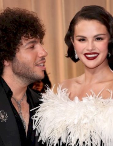 selena-gomez-and-benny-blanco-invade-jennifer-aniston’s-house-in-new-ad