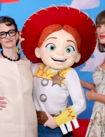 taylor-swift-talks-‘toy-story-5’-song,-performs-at-movie’s-la-premiere