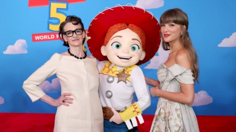 taylor-swift-talks-‘toy-story-5’-song,-performs-at-movie’s-la-premiere