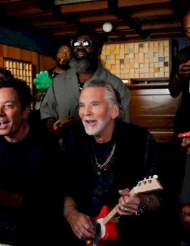 kenny-loggins-stops-by-‘the-tonight-show’-to-play-a-medley-of-hits-on-classroom-instruments