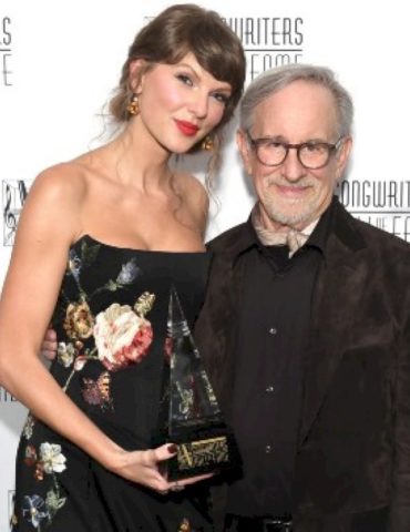 ‘grateful’-taylor-swift-inducted-into-songwriters-hall-of-fame:-‘songwriting-is-the-easiest-thing-i-ever-did’