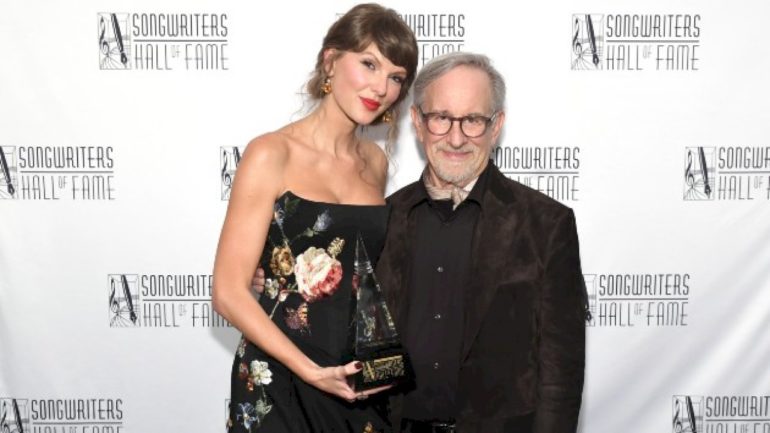 ‘grateful’-taylor-swift-inducted-into-songwriters-hall-of-fame:-‘songwriting-is-the-easiest-thing-i-ever-did’