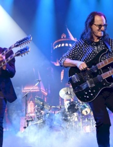 rush-performs-‘moving-pictures’-in-its-entirety-at-night-three-of-fifty-something-tour