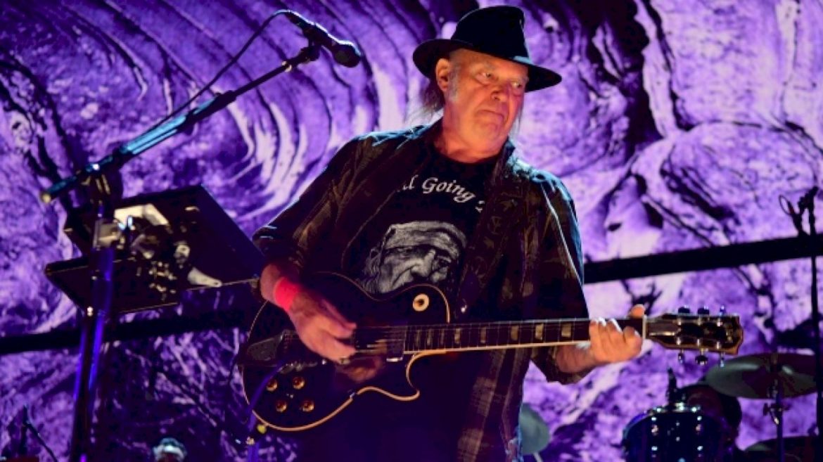 neil-young’s-‘harvest-moon’-covered-by-melvins’-dale-crover,-who-appeared-in-original-song’s-video