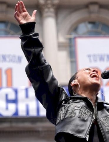 alicia-keys-combines-billy-joel-with-‘empire-state-of-mind’-at-ny-knicks-championship-parade