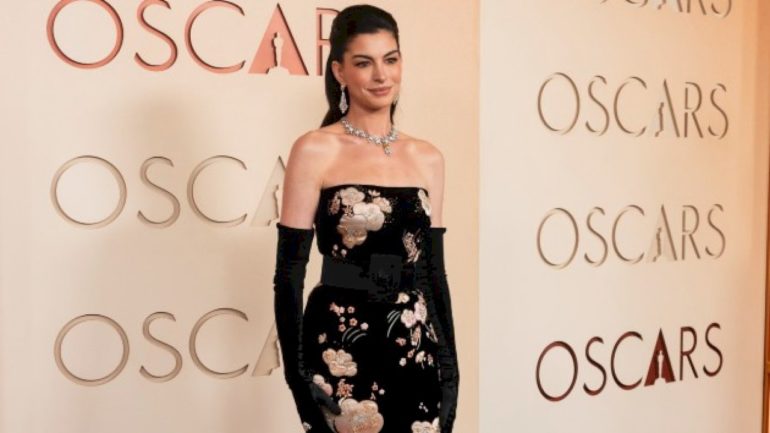 anne-hathaway-pregnant-with-3rd-child,-reveals-news-in-instagram-video