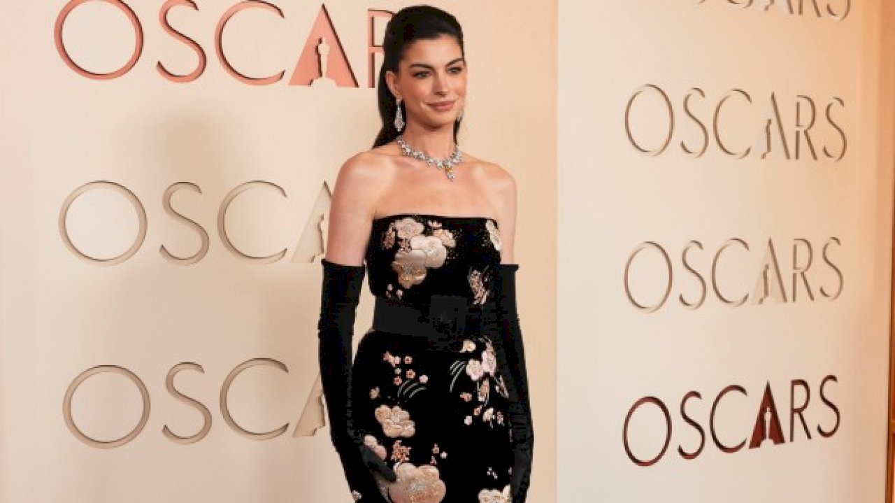 anne-hathaway-pregnant-with-3rd-child,-reveals-news-in-instagram-video