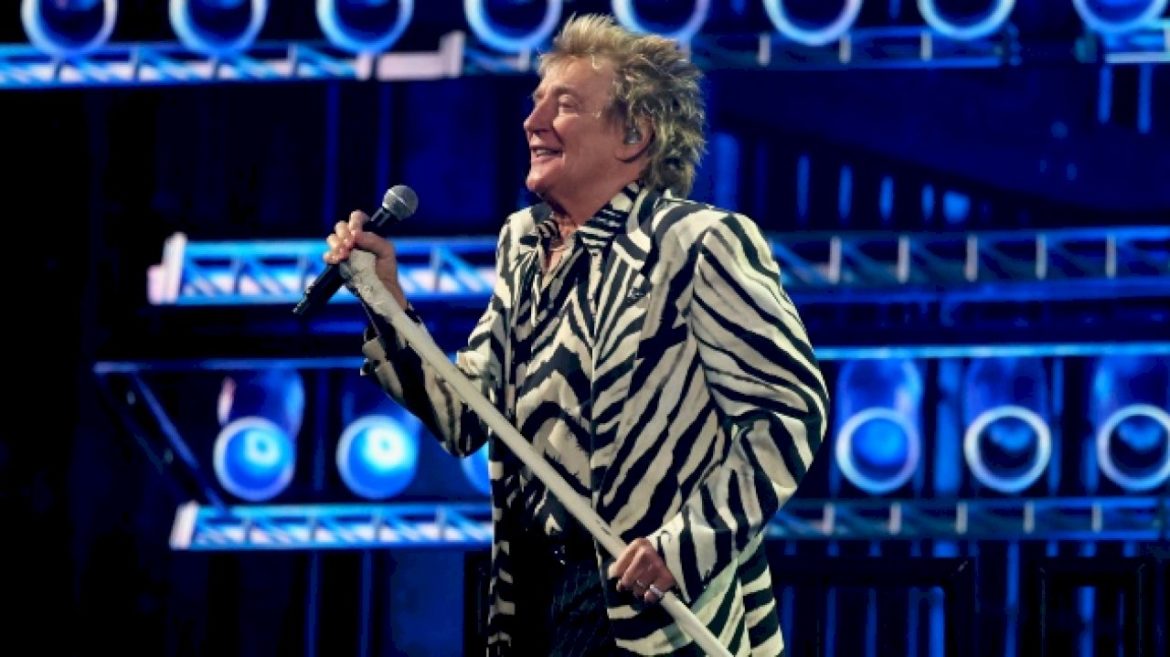 rod-stewart-given-oxygen-as-he-struggled-through-concert