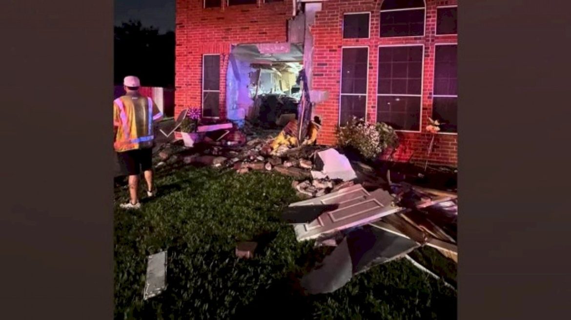 tesla-allegedly-in-driver-assist-mode-crashes-into-texas-house,-woman-killed:-investigators