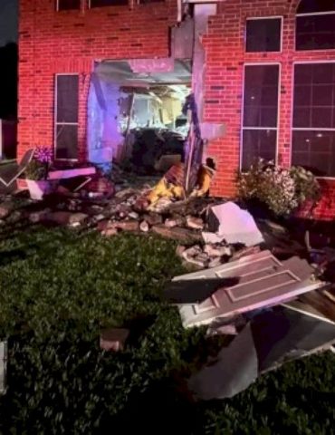 tesla-allegedly-in-driver-assist-mode-crashes-into-texas-house,-woman-killed:-investigators