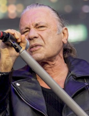 fear-of-the-dark:-iron-maiden’s-paris-show-cut-short-due-to-power-outage