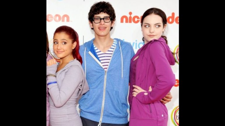 ariana-grande-has-a-‘victorious’-reunion-with-nickelodeon-co-stars