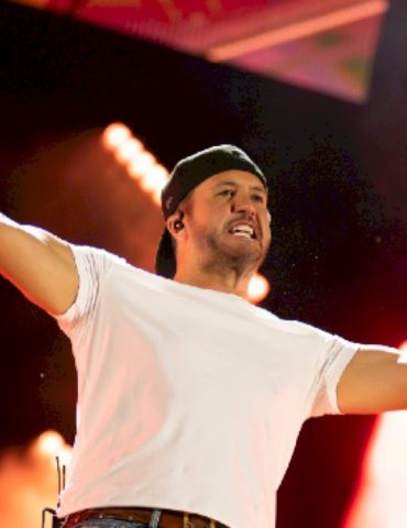even-if-he’s-on-the-naughty-list,-luke-bryan-vowed-to-‘keep-it-on-the-rails’-at-cma-fest-2026