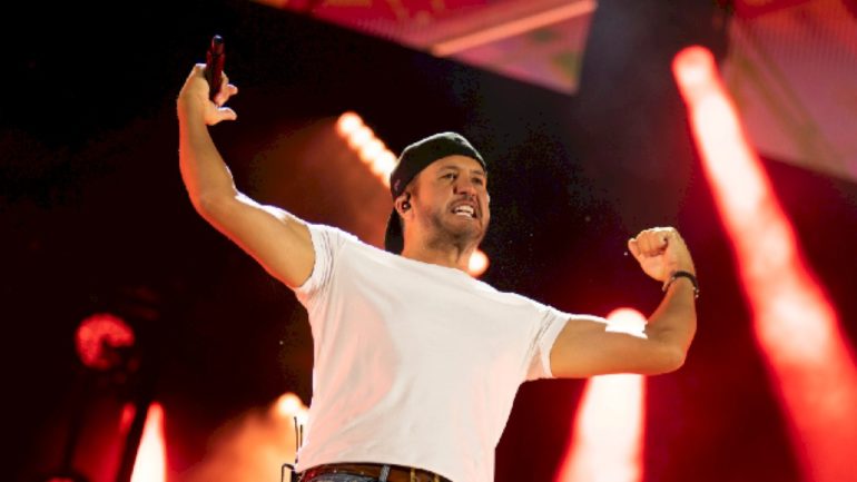 even-if-he’s-on-the-naughty-list,-luke-bryan-vowed-to-‘keep-it-on-the-rails’-at-cma-fest-2026