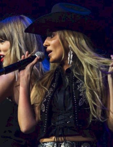 taylor-swift-sings-‘love-story’-at-travis-kelce’s-tight-end-university-concert