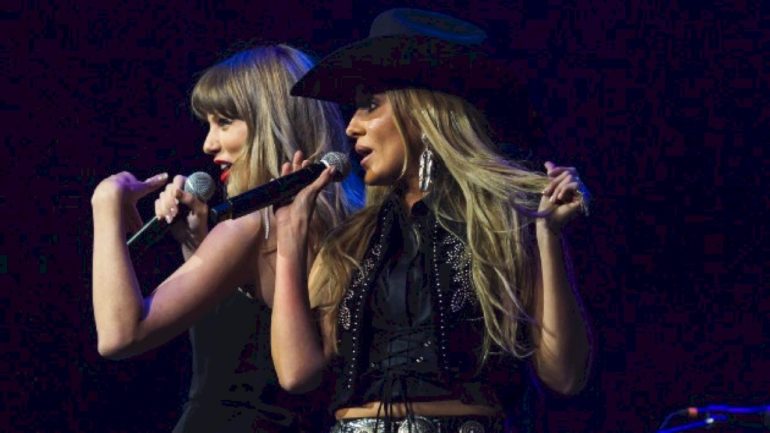 taylor-swift-+-lainey-wilson-sing-‘love-story’-at-travis-kelce’s-tight-end-university-concert