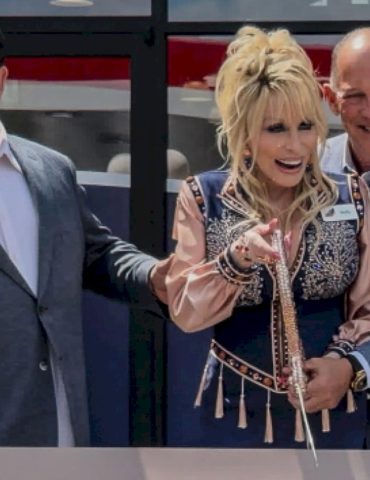 dolly-parton-cuts-the-ribbon-on-her-tennessean-travel-stop