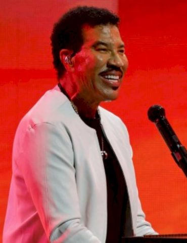lionel-richie-cuts-opening-night-set-short-after-feeling-‘dizzy’-and-‘strange’