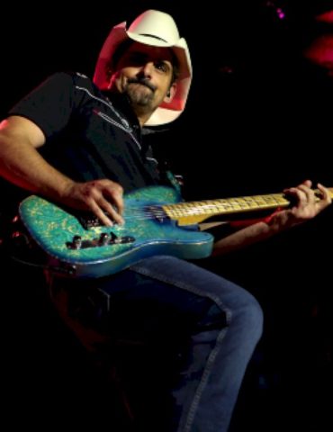 brad-paisley’s-‘out-of-the-picture’-in-europe-as-he-brings-tour-to-us