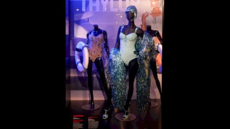 rock-&-roll-hall-of-fame-opens-new-taylor-swift-display