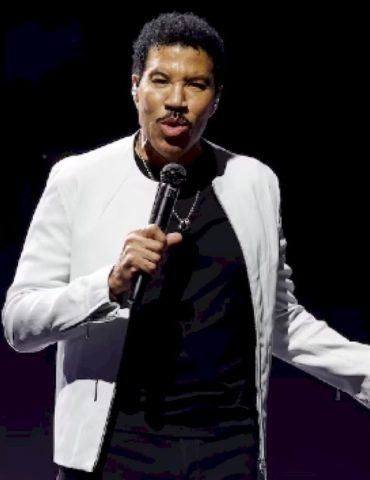 lionel-richie-postpones-two-shows-after-falling-ill-on-stage-on-first-night-of-tour