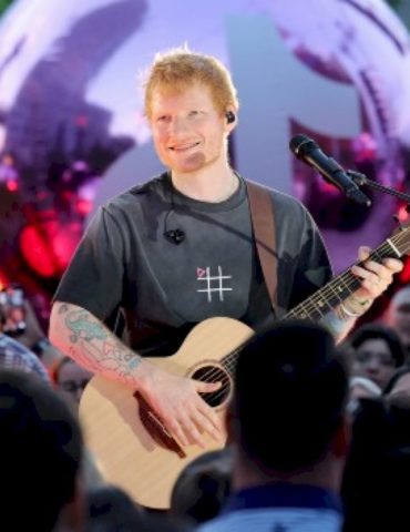 ed-sheeran-crashes-a-wedding,-serenades-couple,-dances-with-the-bride