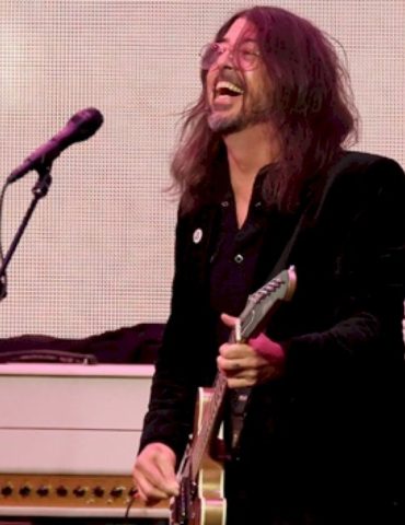 foo-fighters-cover-the-beatles-&-jam-with-dave-grohl’s-daughter’s-boyfriend-at-liverpool-shows