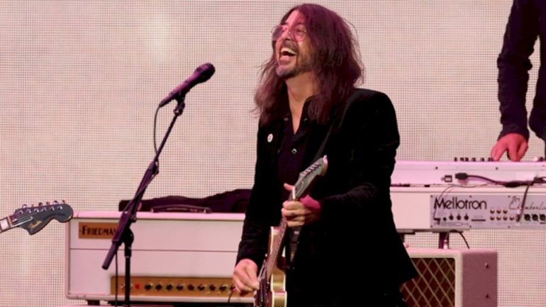 foo-fighters-cover-the-beatles-&-jam-with-dave-grohl’s-daughter’s-boyfriend-at-liverpool-shows