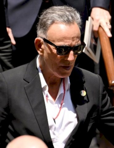bruce-springsteen-honors-clive-davis-at-funeral:-‘he-changed-my-life-forever’