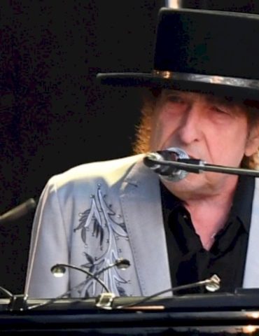 bob-dylan’s-tour-going-through-a-guitarist-shake-up