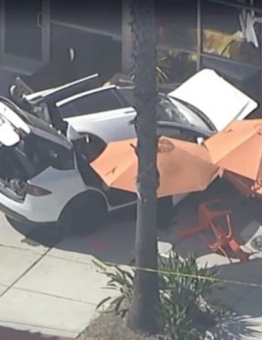 car-crashes-into-cafe-in-simi-valley,-killing-1-and-injuring-5