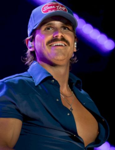 tucker-wetmore-hopes-you-enjoy-the-‘sunburn’-as-you-wait-for-his-next-album