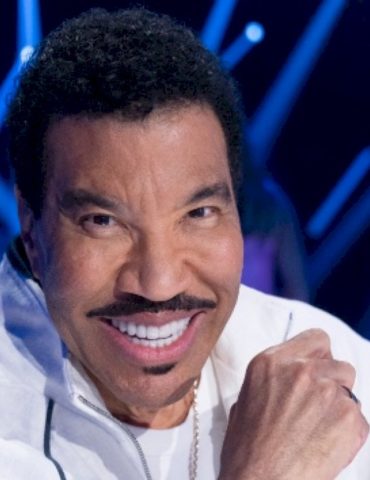 lionel-richie-thanks-fans-following-onstage-health-scare