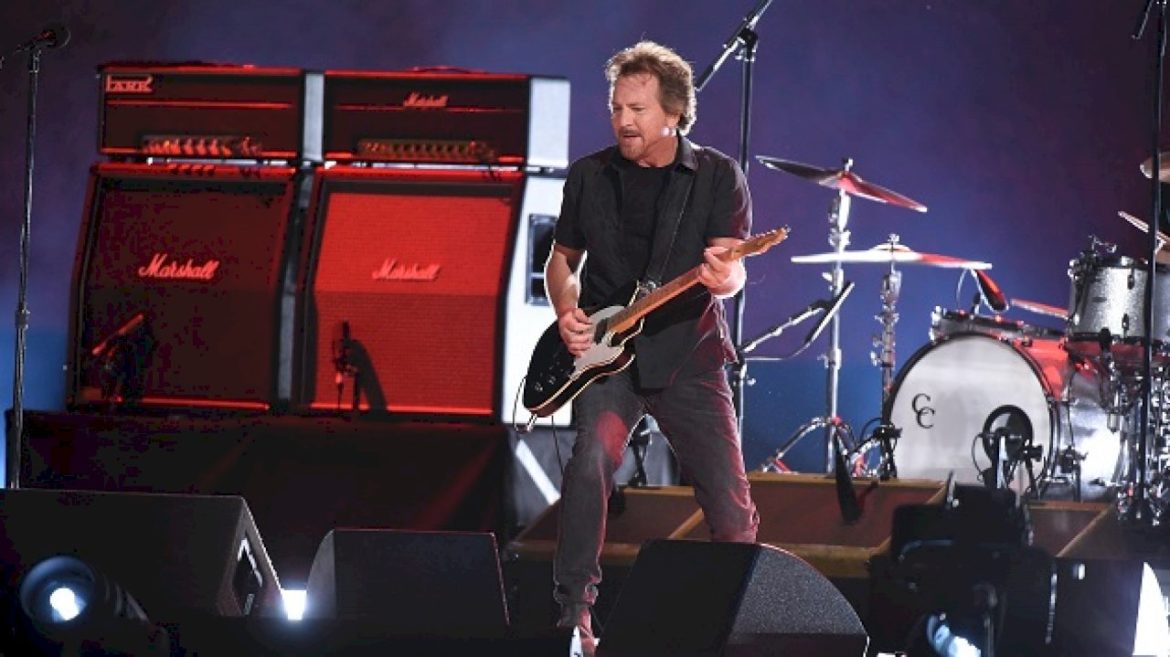 pearl-jam-auctioning-signed-poster-in-support-of-venezuela